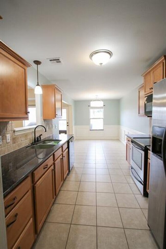 Building Photo - Come home in desirable Centerton neighborh...