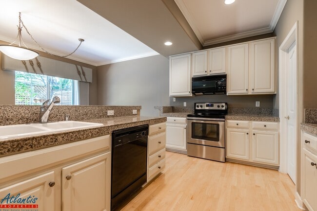 Foto del edificio - Gorgeous Townhouse | Hardwood Flooring | A/C