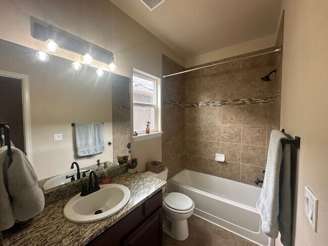 Foto del edificio - 5 Bed 4 Bath Home Just Shy of 4000 sqft!!!