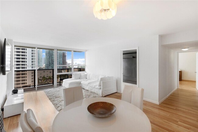 Foto del edificio - 600 NE 36th St