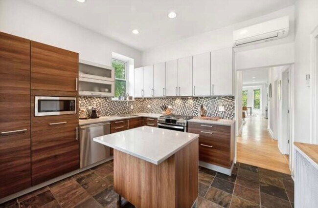 Foto del edificio - Spacious 3BR Condo in prime Lincoln Park l...
