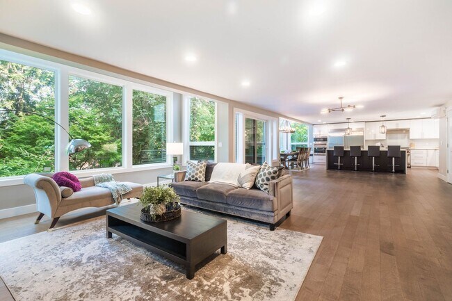Building Photo - House for rent in Clyde Hill, Bellevue