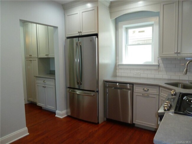 Foto del edificio - 70 Theodore Fremd Ave