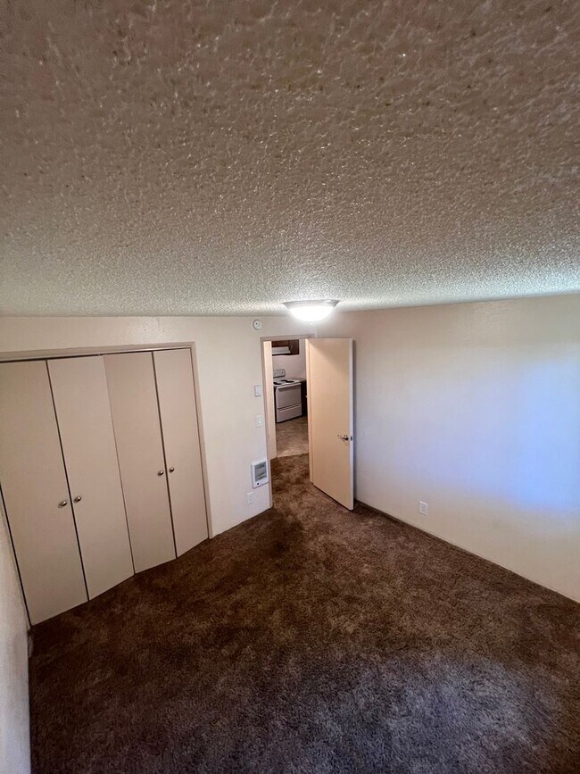 Building Photo - Veneta Duplex