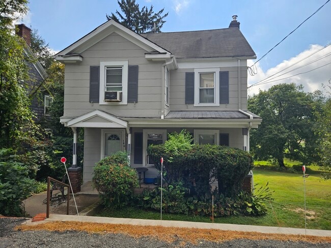 Front view - one parking in front only - 140 Mount Kemble Ave