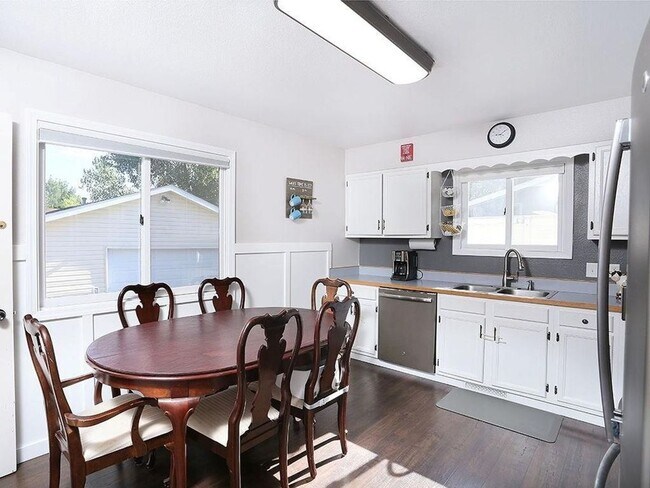 Building Photo - 4 Bedroom (2 non egress) 3 Bathroom home on the Westend!
