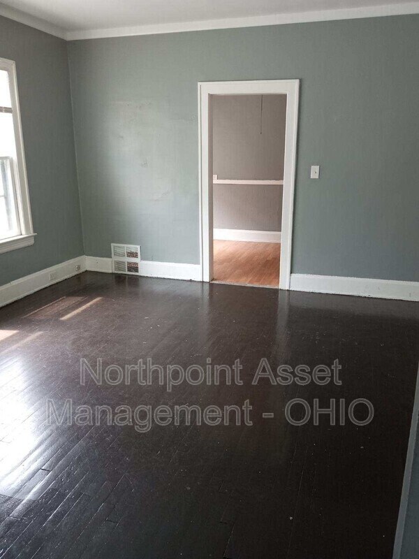 Building Photo - 614 E 97th St