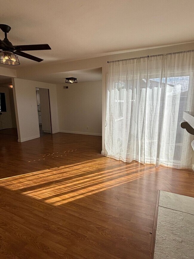 Foto del edificio - Spacious 3-Bedroom Home with Backyard & 2-Car Garage in Lakewood