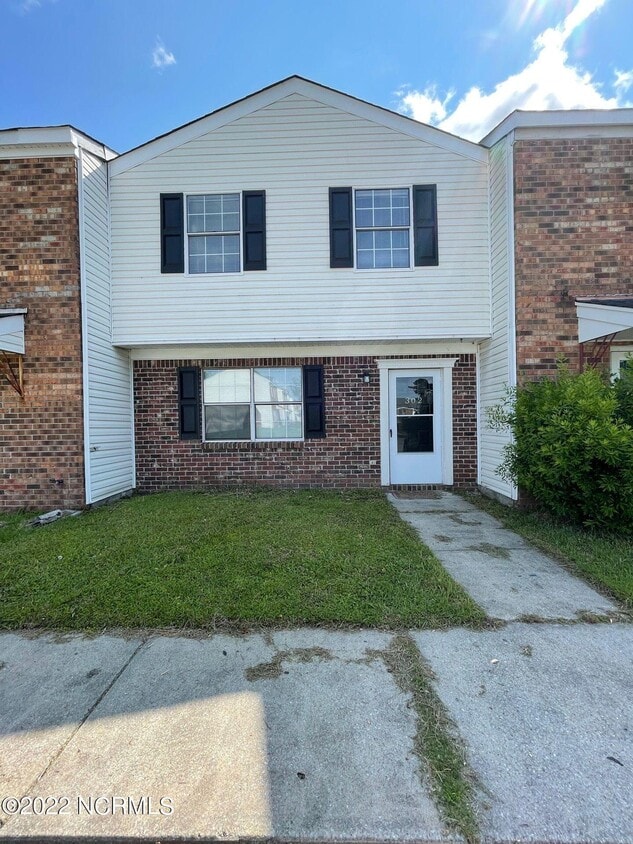 302 Myrtlewood Cir, Jacksonville, NC 28546 Townhome Rentals in