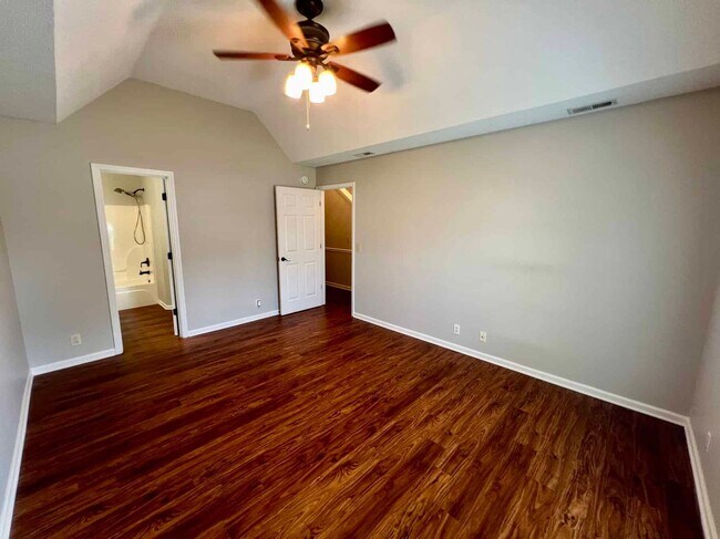 Building Photo - 3 Bed 2.5 Bath, Privacy Fenced Backyard!