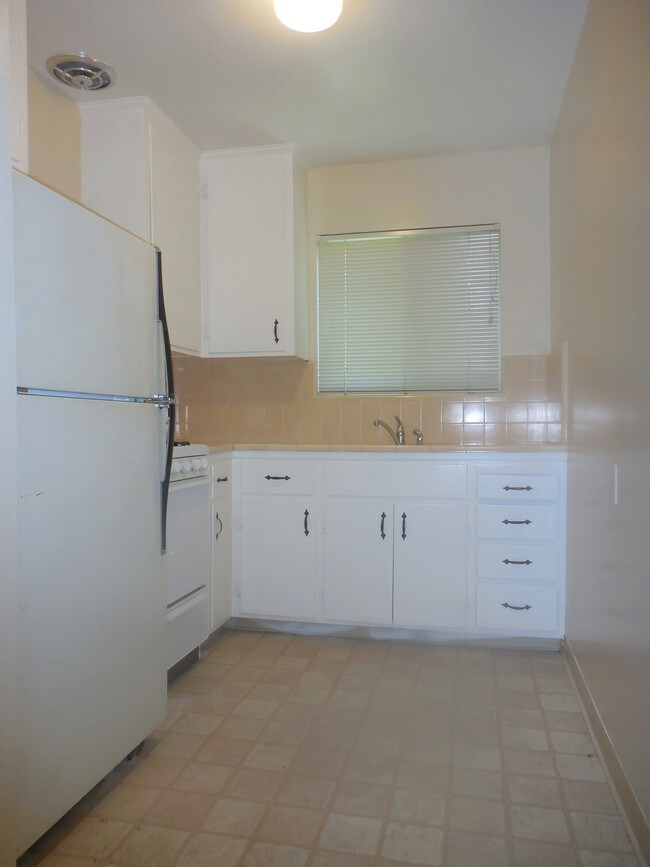 Building Photo - 1445 Ebener St