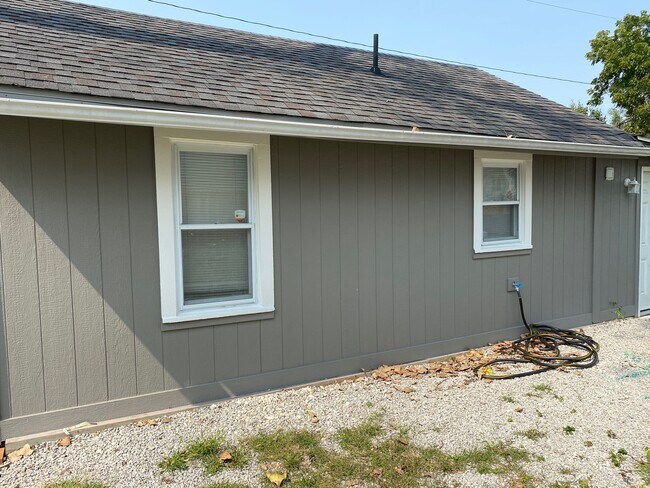 Building Photo - 4206 NE 43rd Ter