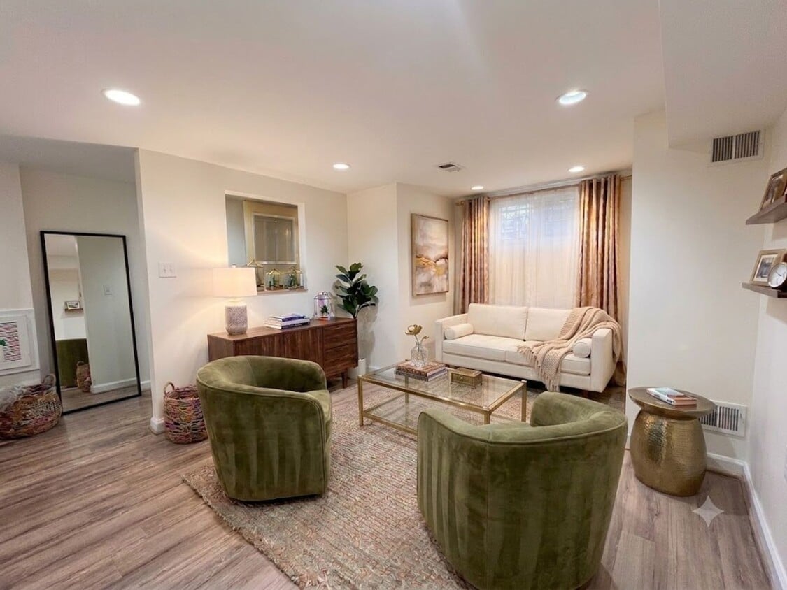 Columbia Heights| 900 sqft 2bd, 1bth|Townhouse English Bsmt Apt| Shared Back Patio - Columbia Heights| 900 sqft 2bd, 1bth|Townhouse English Bsmt Apt