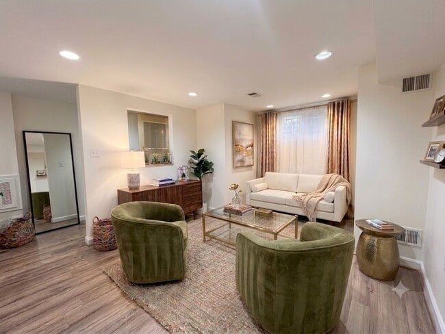 Columbia Heights| 900 sqft 2bd, 1bth|Townhouse English Bsmt Apt| Shared Back Patio - Columbia Heights| 900 sqft 2bd, 1bth|Townhouse English Bsmt Apt