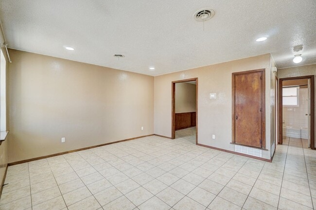 Building Photo - Charming 2-Bedroom Home with Fenced Backyard in the Heart of Choctaw! Ask About Our $250 Off Move...