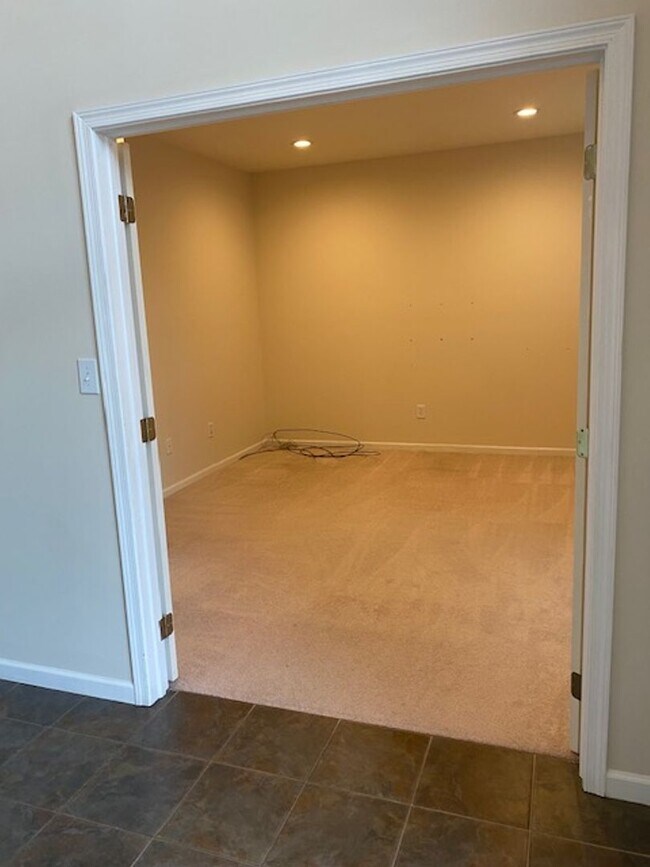 Foto del edificio - SPACIOUS 4-BEDROOM, 3.5-BATH HOME AVAILABL...