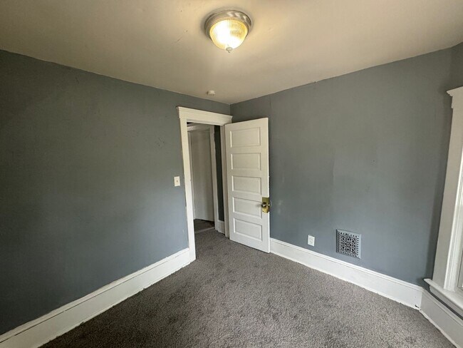 Building Photo - 4 BED 1 BATH SINGLE FAMILY HOME IN THE DET...