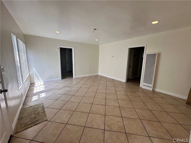 Building Photo - 10516 Clovis Ave