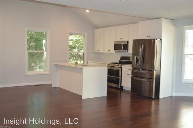 Building Photo - 2 br, 2.5 bath Apartment - 3811 Franklin Blvd