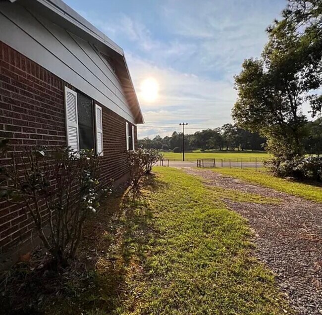 Foto del edificio - 88 Means Ave