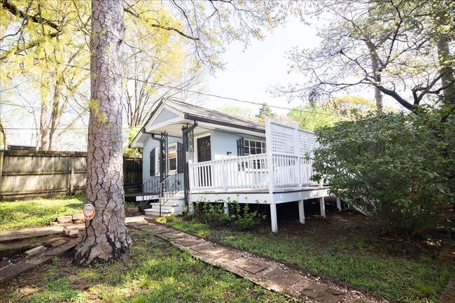 Building Photo - Beautifully Renovated 2/1 in Desirable Gra...