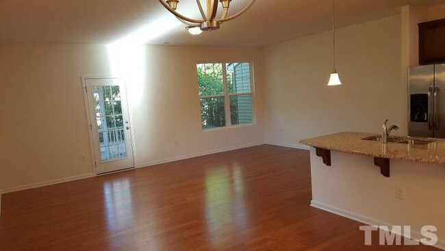 Building Photo - 910 Saratoga Dr