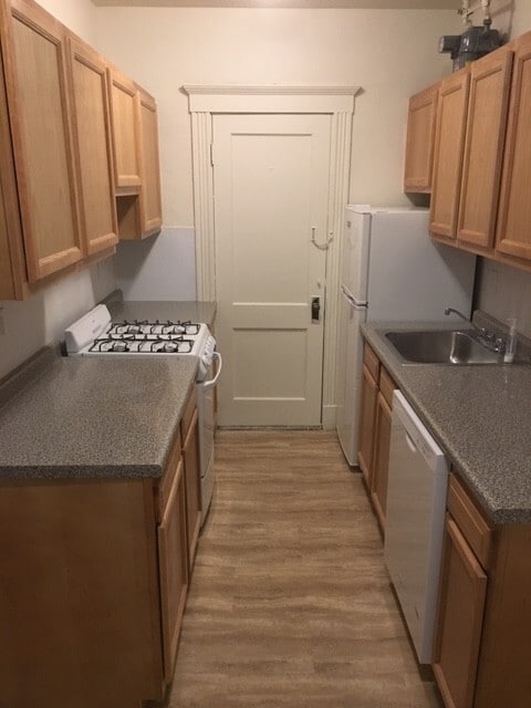 Building Photo - 235 Park Dr