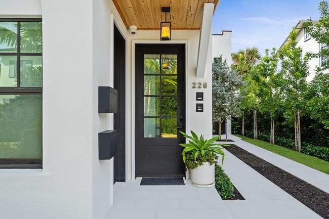 Building Photo - 226 Oleander Ave