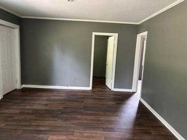 Building Photo - 3 Bedroom 1 Bath House Available For Rent