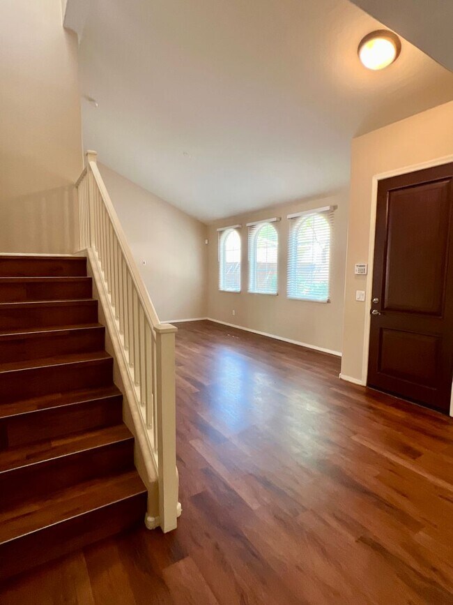 Building Photo - 3-bedroom + Loft remodeled with community ...