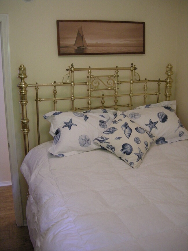 1880 Victorian Queen Bed - 2321 2nd St