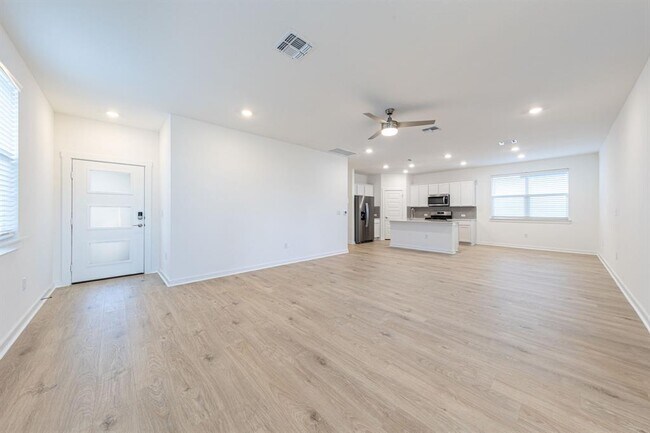 Foto del edificio - 2404 Tucker Ln