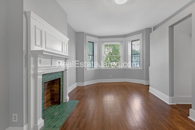 Foto del edificio - Beautiful, Fully Renovated BU West Campus 4 Bed/2 Bath on Glenville Ave in Allston for 9/1/2026