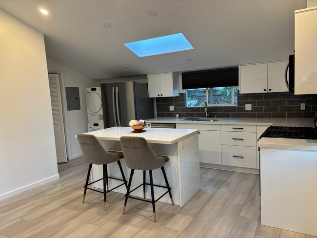 Building Photo - 6999 Darnoch Way