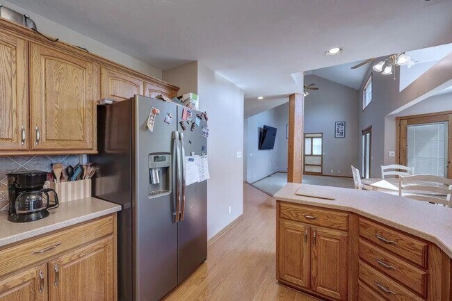 Building Photo - 3408 Lake Shore Dr