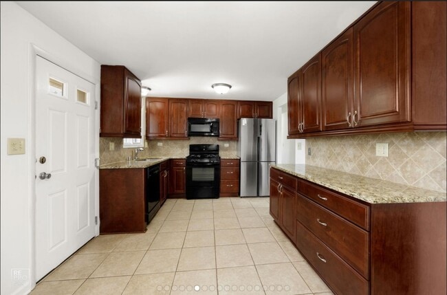 Building Photo - 728 Boxwood Dr