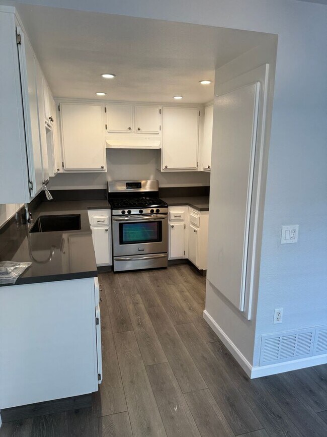 Building Photo - Remodeled Condo in Moorpark