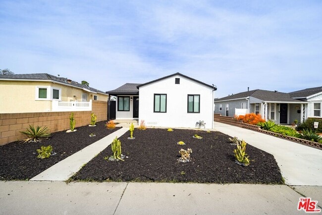 Building Photo - 1368 W Summerland Ave