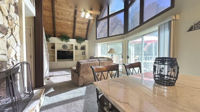 Foto del edificio - Price reduction!! Gorgeous 3 Bedroom 2 Bat...