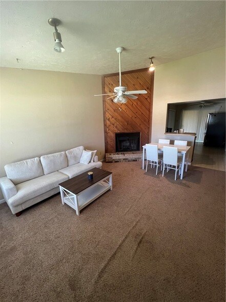 Primary Photo - 2303 W Creek Ln