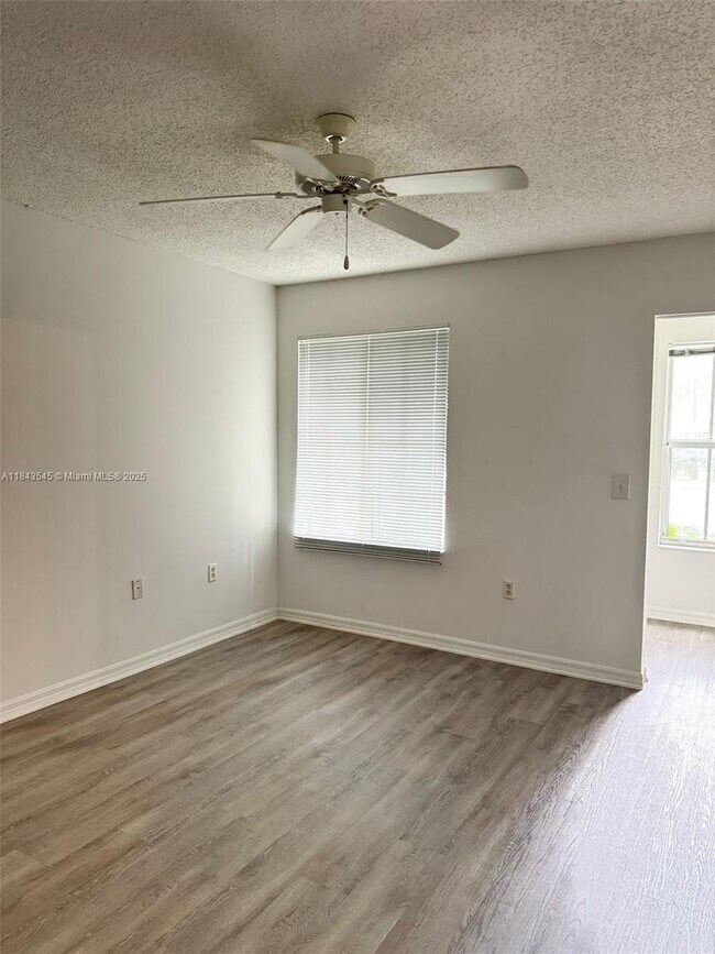 Foto del edificio - 2451 Centergate Dr