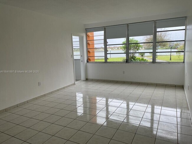 Foto del edificio - 1591 NE Miami Gardens Dr