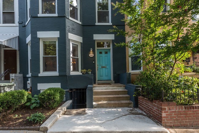 Frente. - 166 Bryant St NW