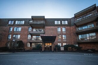 Building Photo - 1002 Paradise Rd