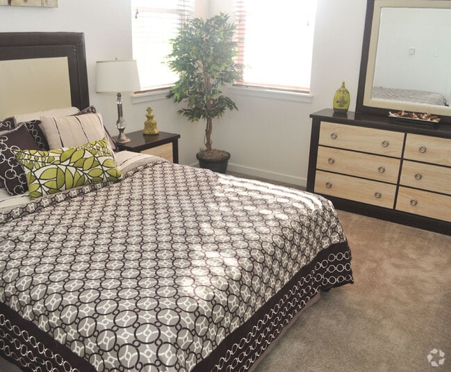 Spacious Bedroom - COLLEGE PARK