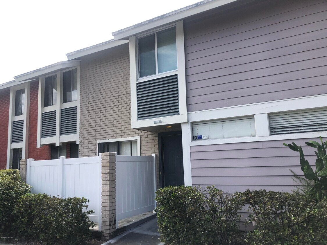 Foto principal - 8880 Old Kings Rd S