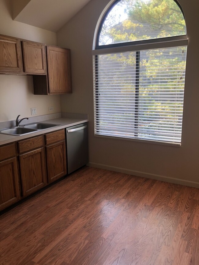 Building Photo - 827 Shoreline Rd