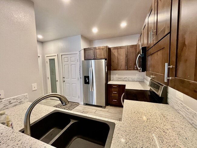 Foto del edificio - Beautifully Updated 3 Bedroom Town Home