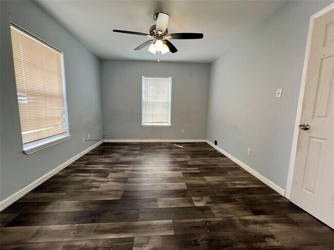 Building Photo - 2512 Oakcliff St
