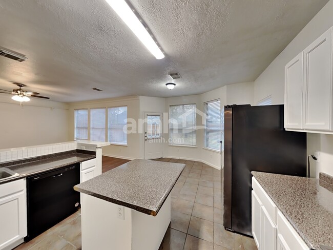 Building Photo - 21027 Deauville Dr